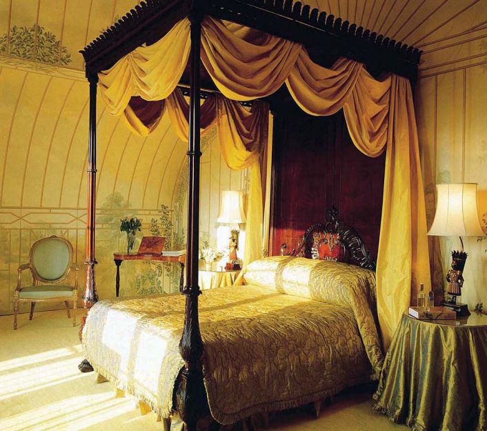 Private Lives Interior Design Portfolio -  Classic - Four poster chippendale in bedroom